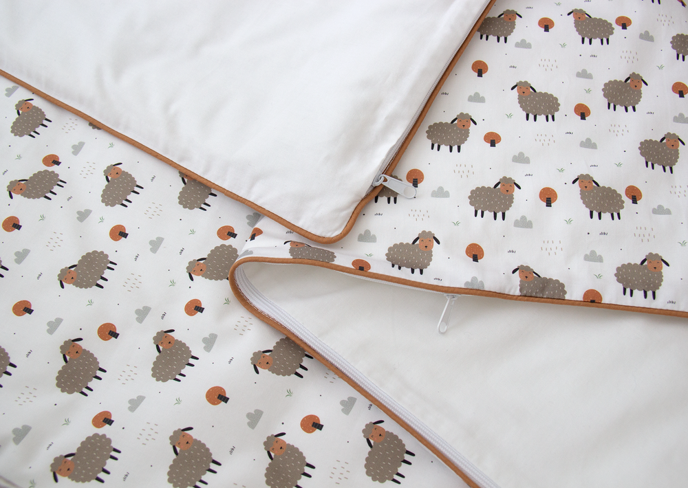Постельное бельё в детскую кроватку «Серые овечки» (кант, сатин)