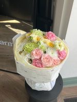 Букет из хризантемы, диантусов, ранункулюсов и кустовых пионовидных роз