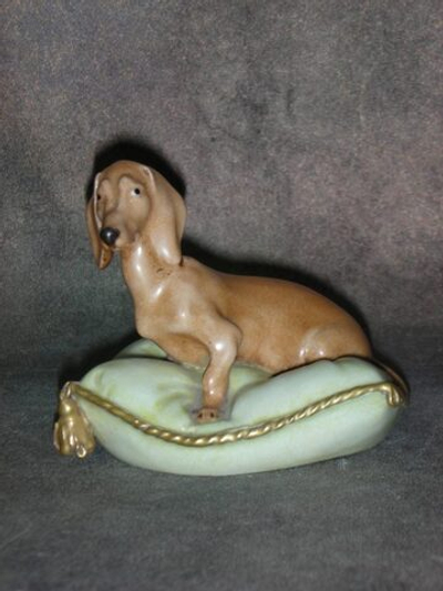 Статуэтка. Фарфор. Собака Такса на зелёной подушке. Capodimonte. Италия