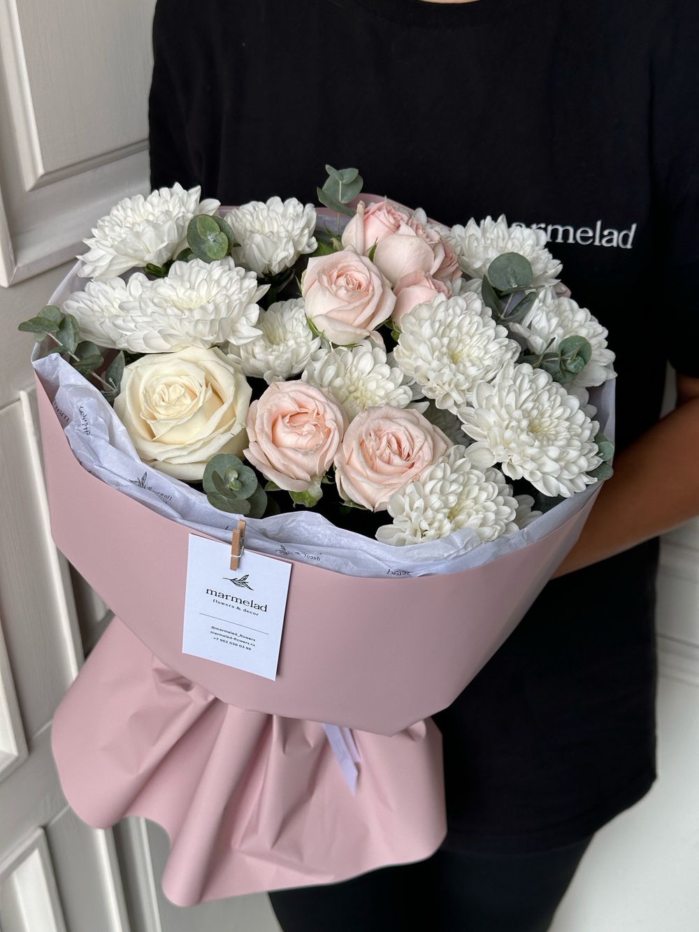 Сборный букет их хризантемы, кустовой пионовидной розы и эвкалипта