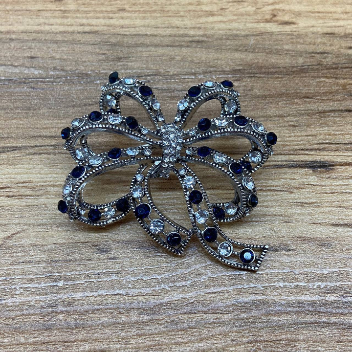 Брошь Бант пышный стразы серебристые темно-синие металл серебристый