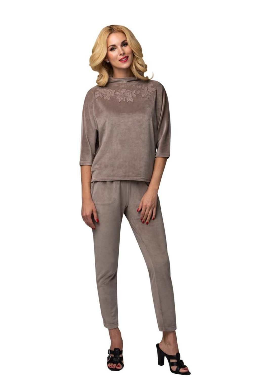 Костюм с декором на груди и замочком на спинке (Размер: L) (Цвет: бежевый)