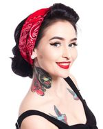 Красная женская бандана фото