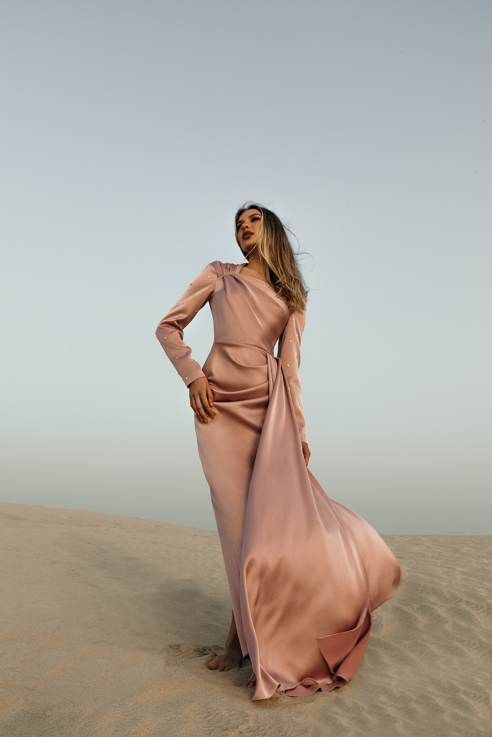 Платье макси асимметрично драпированное из сатина с вышивкой на рукавах