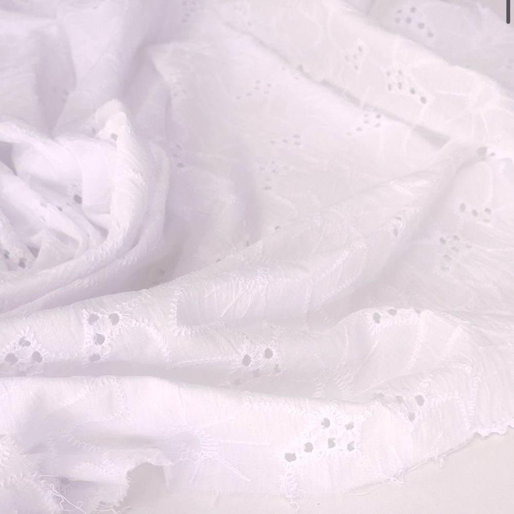 Батист шитьё "Крупные цветы"