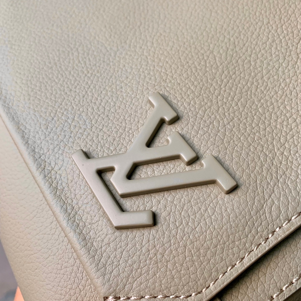 Louis Vuitton Takeoff Messenger