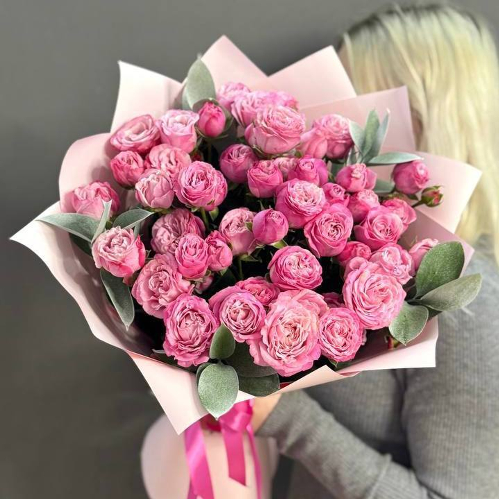 Букет с кустовыми пионовидными розами "Lady Bombastic"