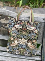 Гобеленовая ткань Земляничные воришки чёрный фон 175 см