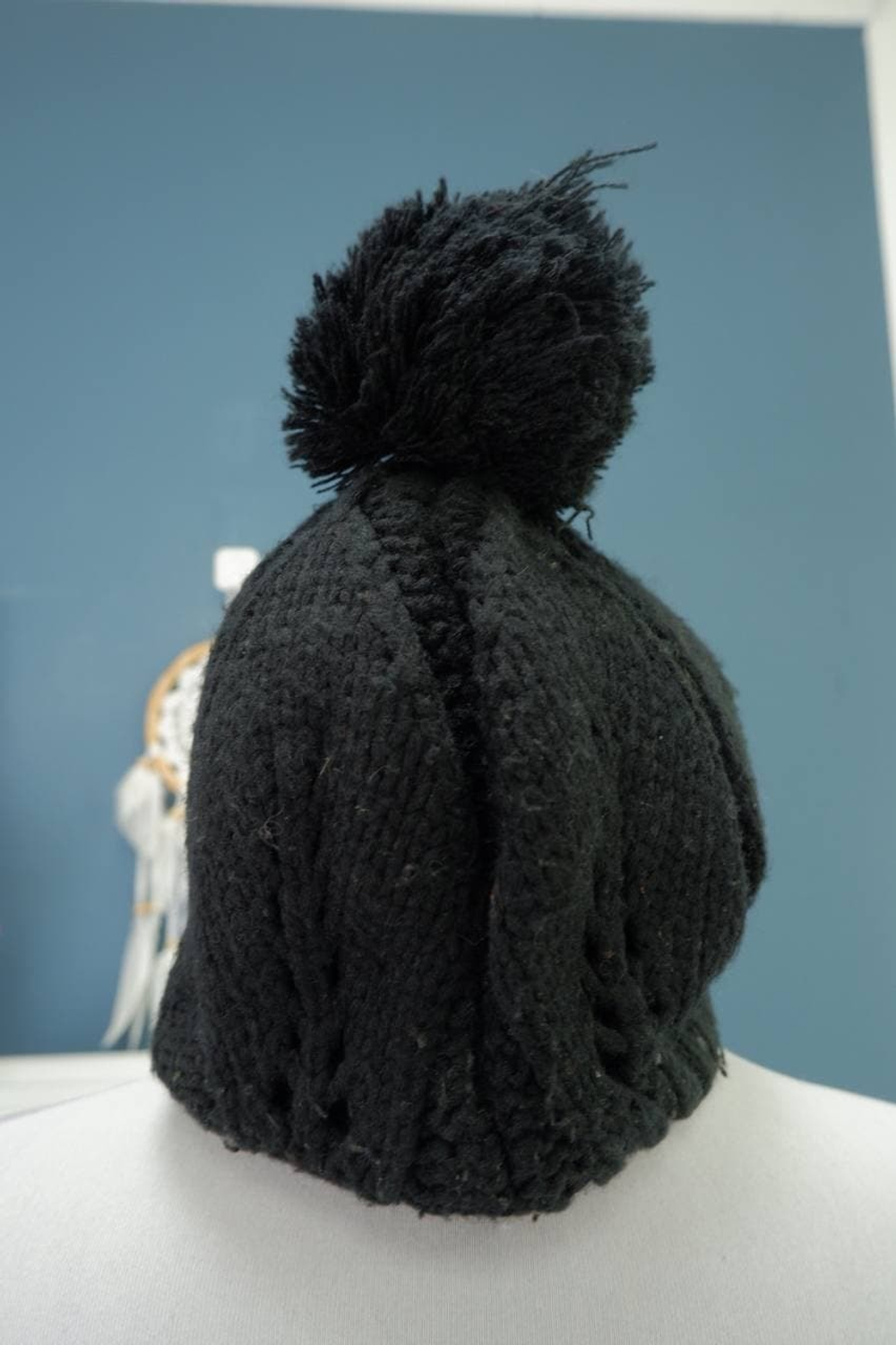 Шапка с черным помпоном