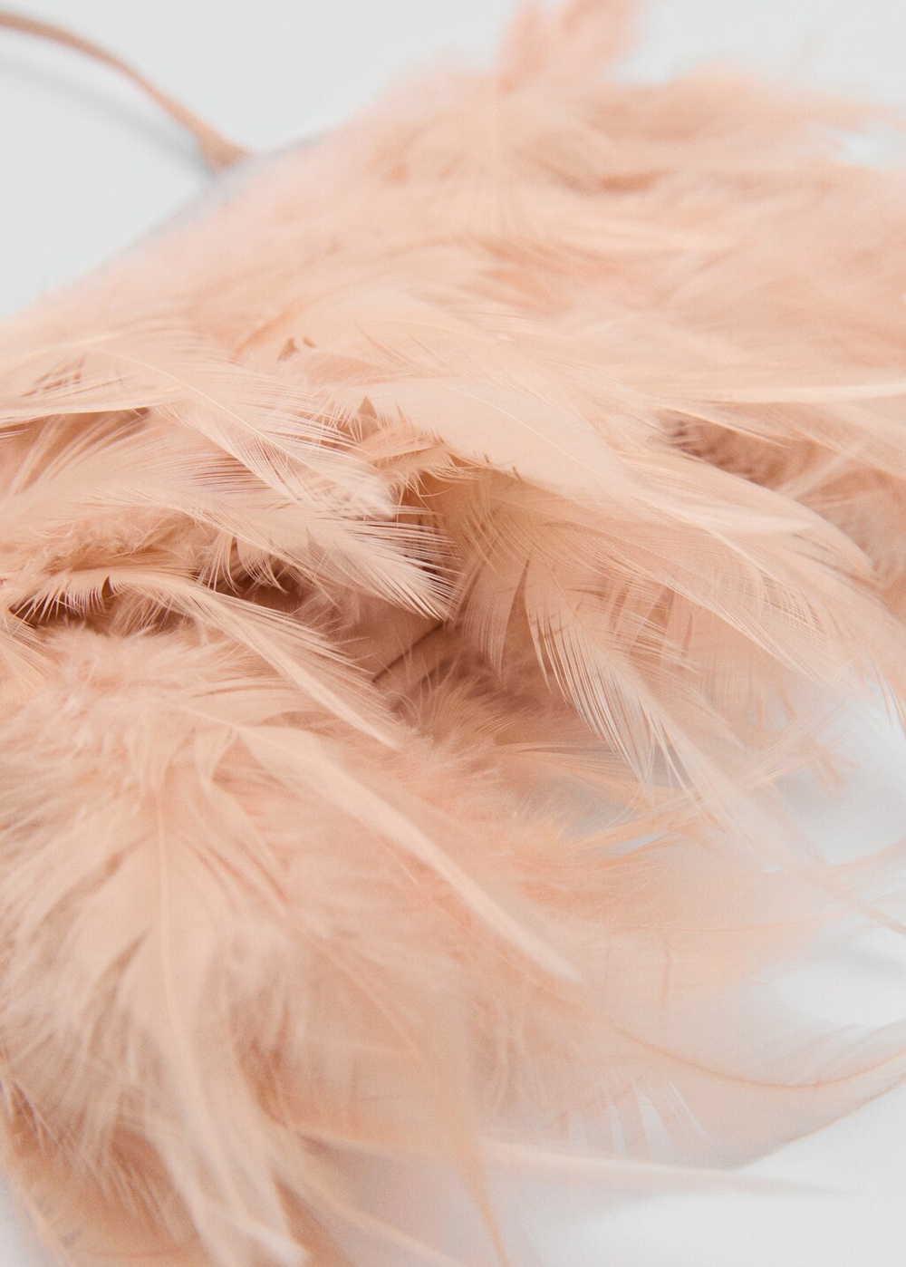 Сумка с перьями и короткой ручкой