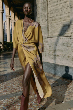 ZARA АТЛАСНОЕ ПЛАТЬЕ МИДИ С ПРИНТОМ, КОРИЧНЕВЫЙ / ЗЕЛЕНЫЙ