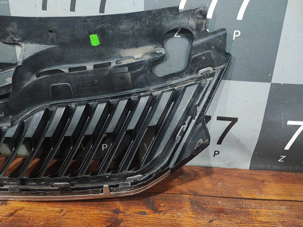 Решетка радиатора Skoda Rapid 1 12-20 Б/У Оригинал 5JA853668