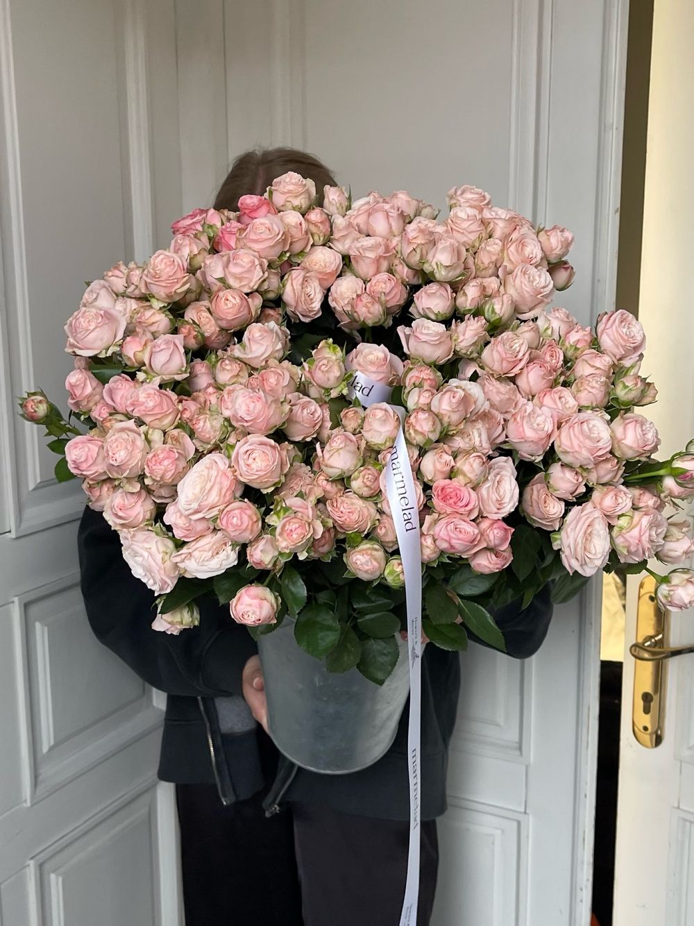 Пионовидная кустовая роза сорт БОМБАСТИК