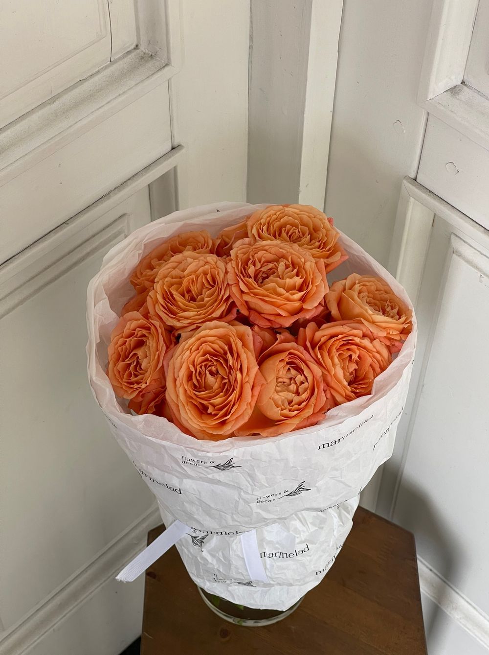 Моно букет из кустовых пионовидных роз в оранжевом оттенке