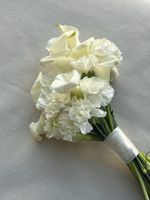 Свадебный букет из калл и диантусов