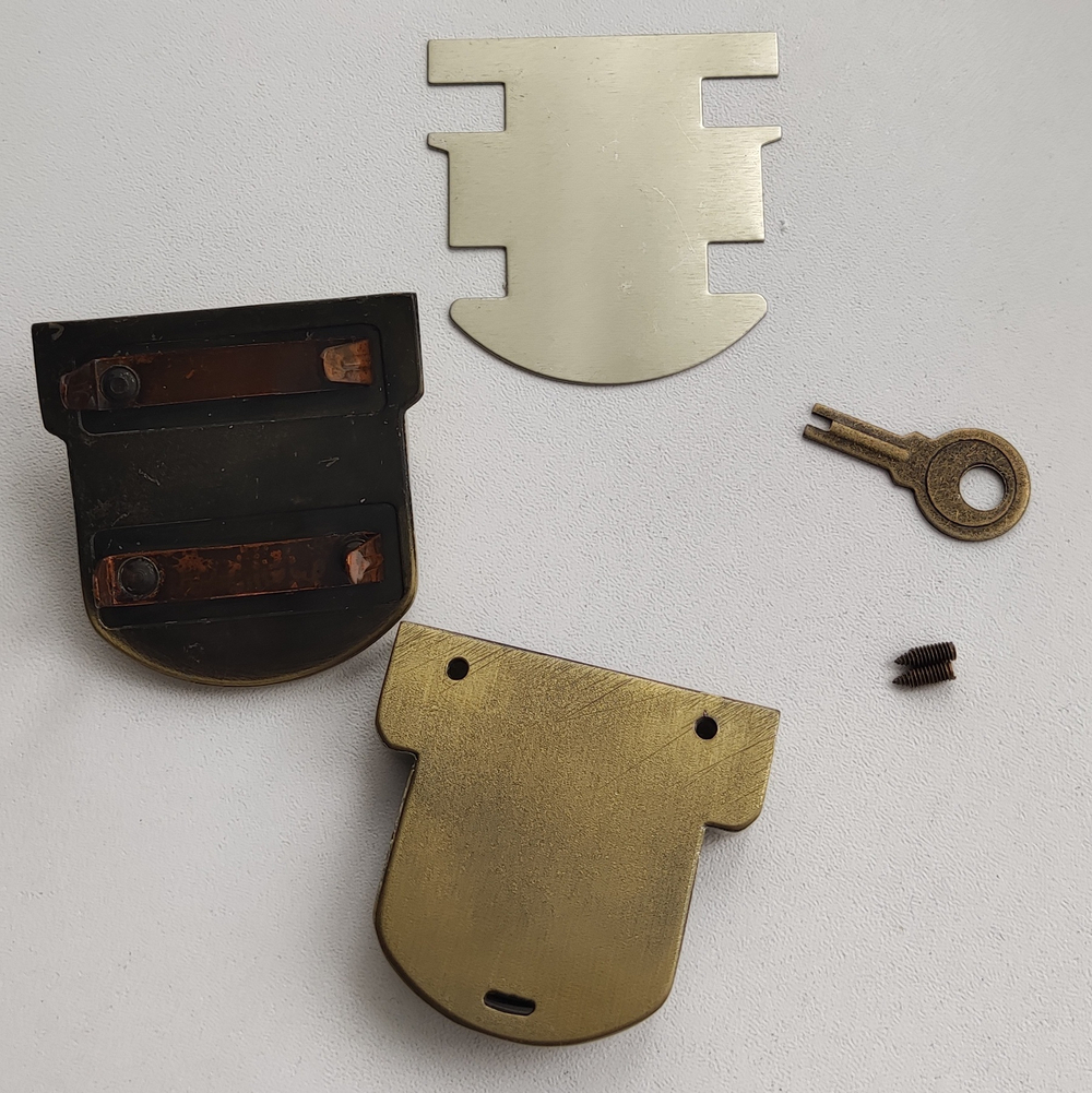 Замок-защелка портфельный на винтах 48*50 Антик