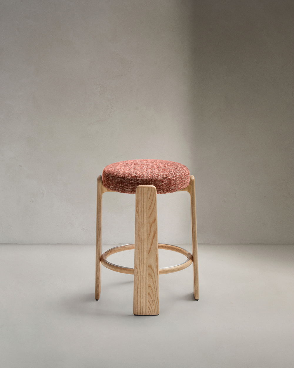 Granite Полубарный табурет из терракотового шенилла и массива ясеня в натуральной отделке 65 см