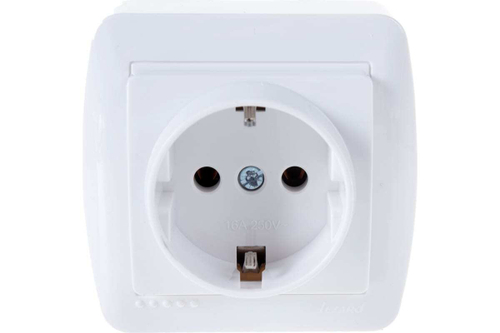 Lezard DEMET Розетка ОУ 1 мест. 16А земля белый основание PBT корпус PC 711-0200-122