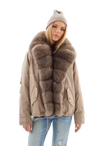 Короткая пуховая парка бежевого цвета