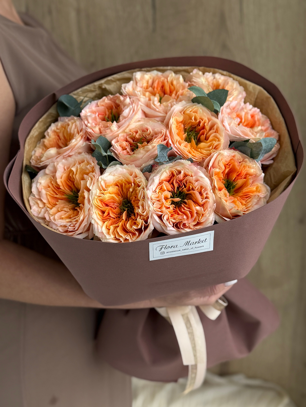 Пионовидные розы премиального сорта и эвкалипт в эффектном букете от Флора Маркет