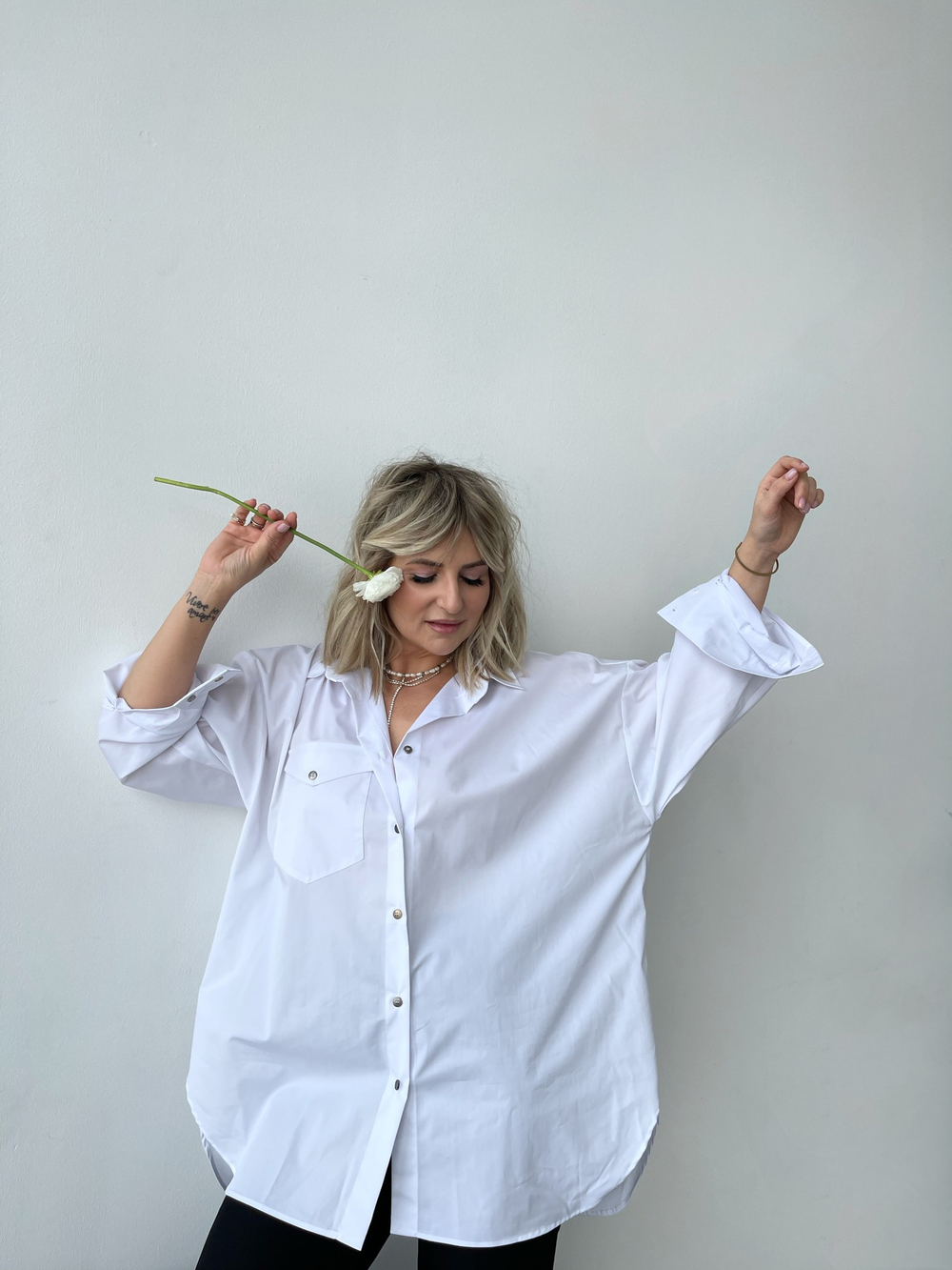 Рубашка с разными пуговицами белая