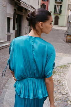 ZARA АТЛАСНАЯ БЛУЗА СО СБОРКАМИ, УТИНО-СИНИЙ