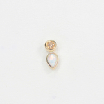 Medal teardrop with synthetic opal