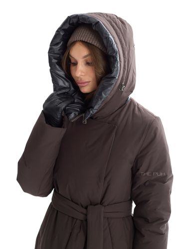 Длинный пуховик темно-шоколадного цвета с поясом