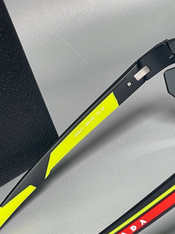 Солнечные очки Prada