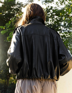 BERSHKA Куртка из искусственной кожи, черный