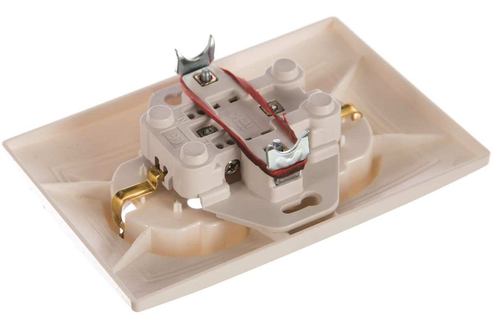 Розетка 2-местная РСш12-3-КБ с заземлением с защитной шторкой 16А керамика КВАРТА белый IEK