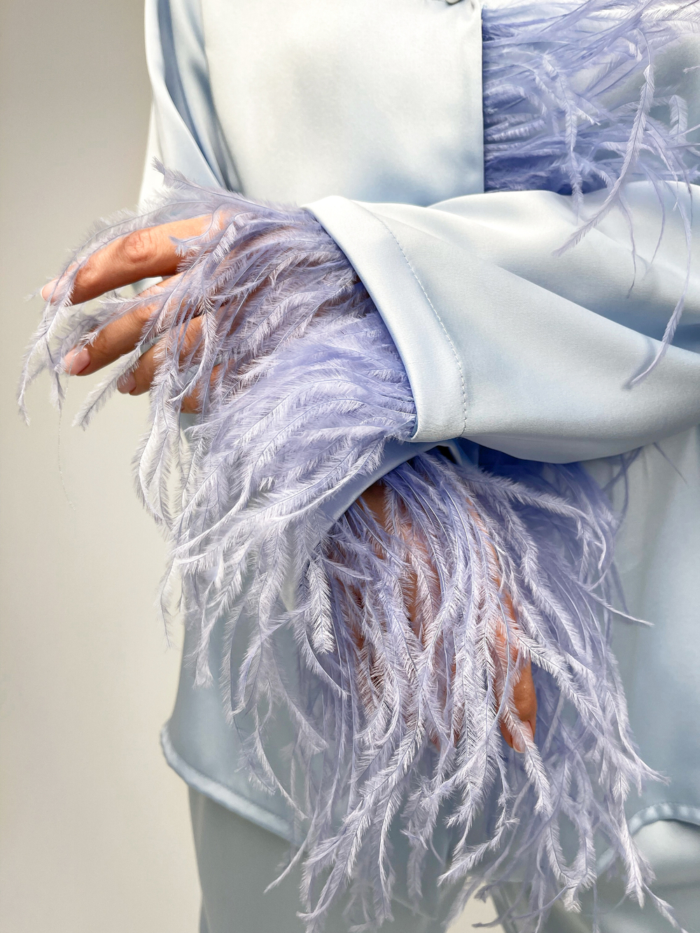 Костюм шелк с пером Голубой 6