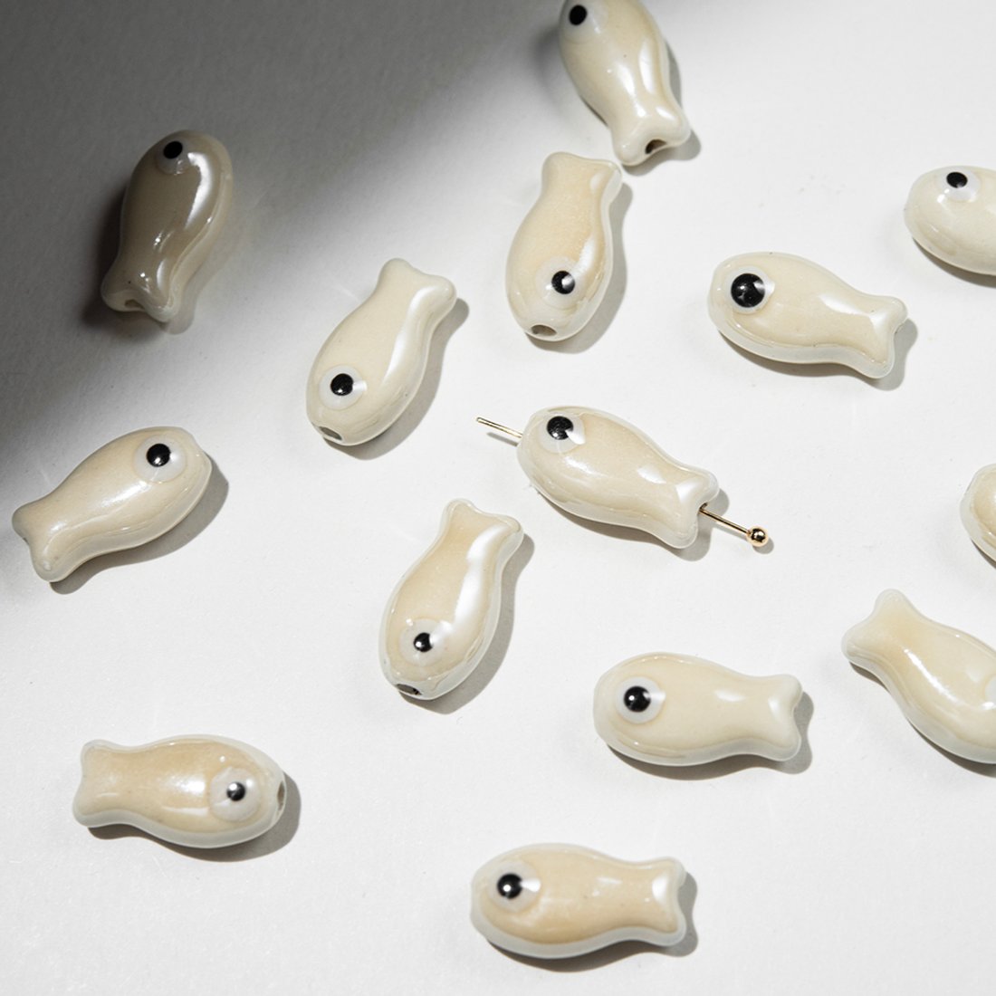 Бусина в форме рыбки, 18,5*10мм, бежевая, глазурированный фарфор