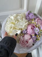 Букет сборный из гортензии, маттиолы, пионов и ромашки