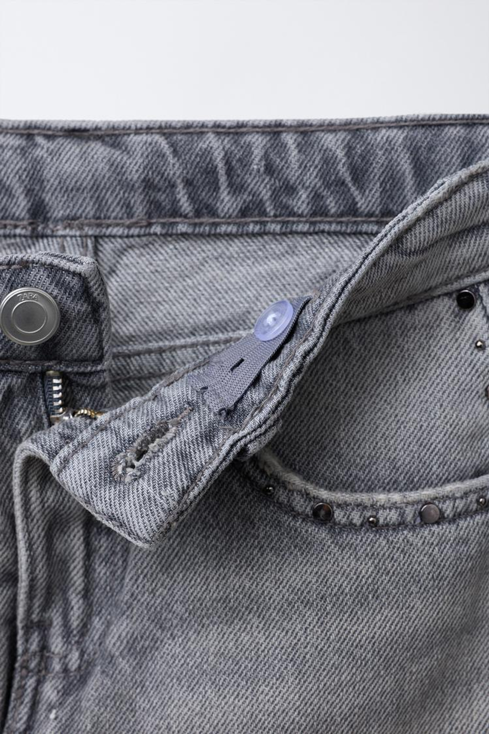 ZARA ДЖИНСОВАЯ ЮБКА-ШОРТЫ С ЗАКЛЕПКАМИ, КАМЕННО-СЕРЫЙ