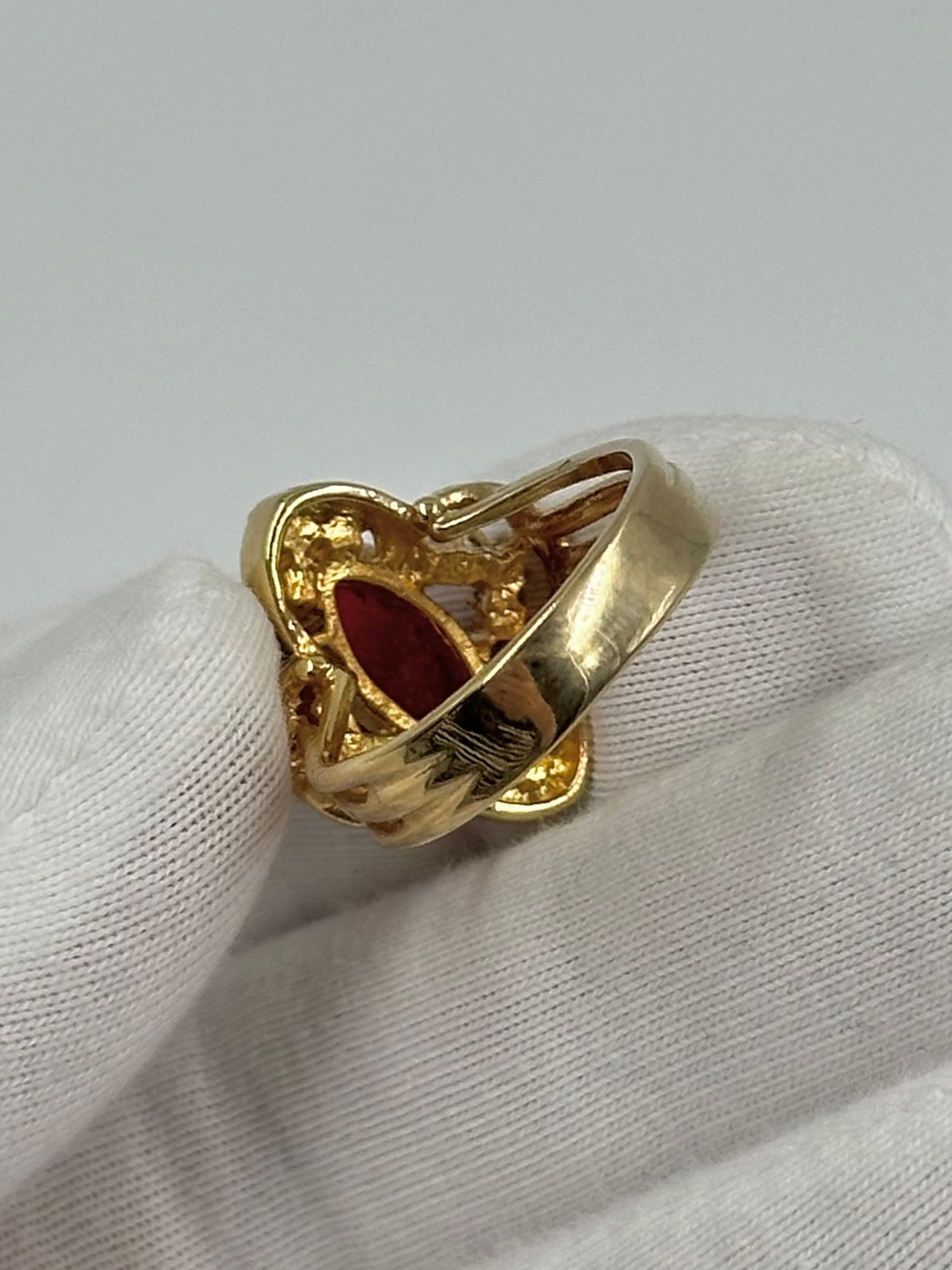 Кольцо с красным кристаллом