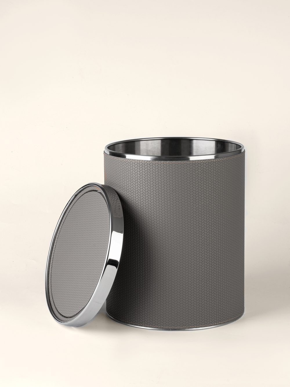 Ведро с крышкой серое