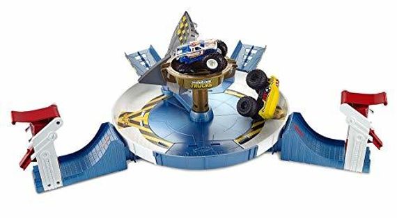 Набор Hot Wheels Monster Trucks Опасное противостояние