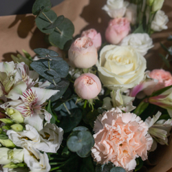 Букет цветов  с эустомой и пионовидной розой