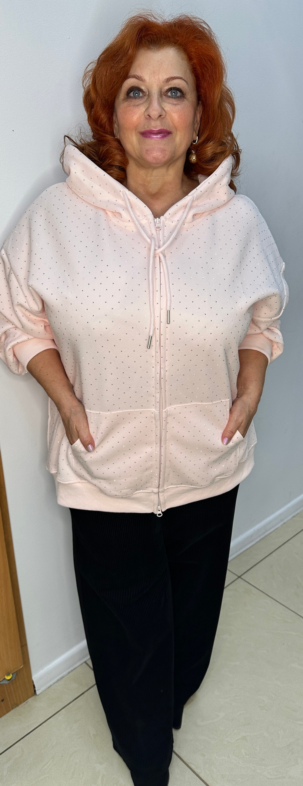 Розовый бомбер-жакет со стразами