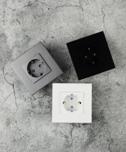 Розетки белые с заземлением и защитными шторками от детей, евророзетки