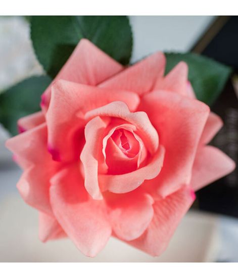 Персиковая роза ароматизированная в прозрачной вазе, Cote Noire