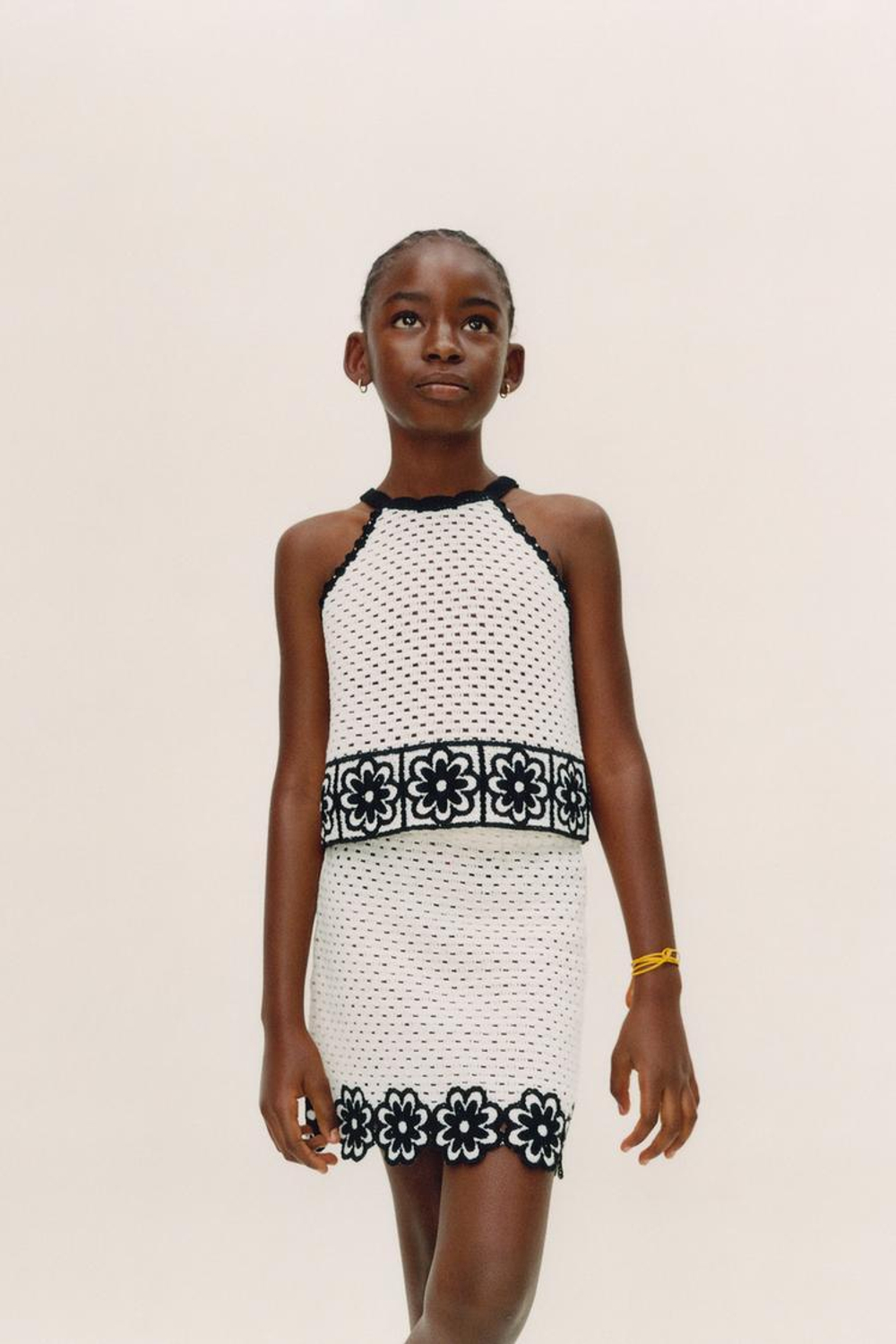 ZARA ВЯЗАНЫЙ КРЮЧКОМ ТОП С ВОРОТНИКОМ ХАЛТЕР И ЦВЕТАМИ, ЭКРЮ