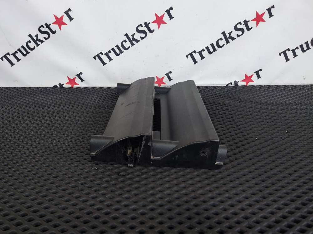 Накладка решетки радиатора левая 2018г.