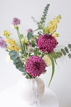 авторский букет на день матери с хризантемами