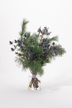 роскошный букет с хвоей в синей гамме заказать