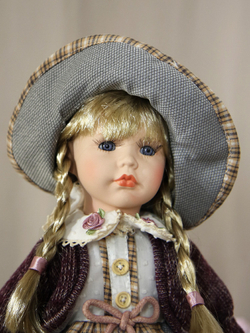 Кукла фарфоровая 16' на подставке