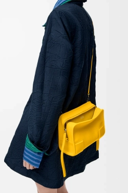 Loewe Маленькая сумка Amazona 180 из мягкой телячьей кожи, желтый