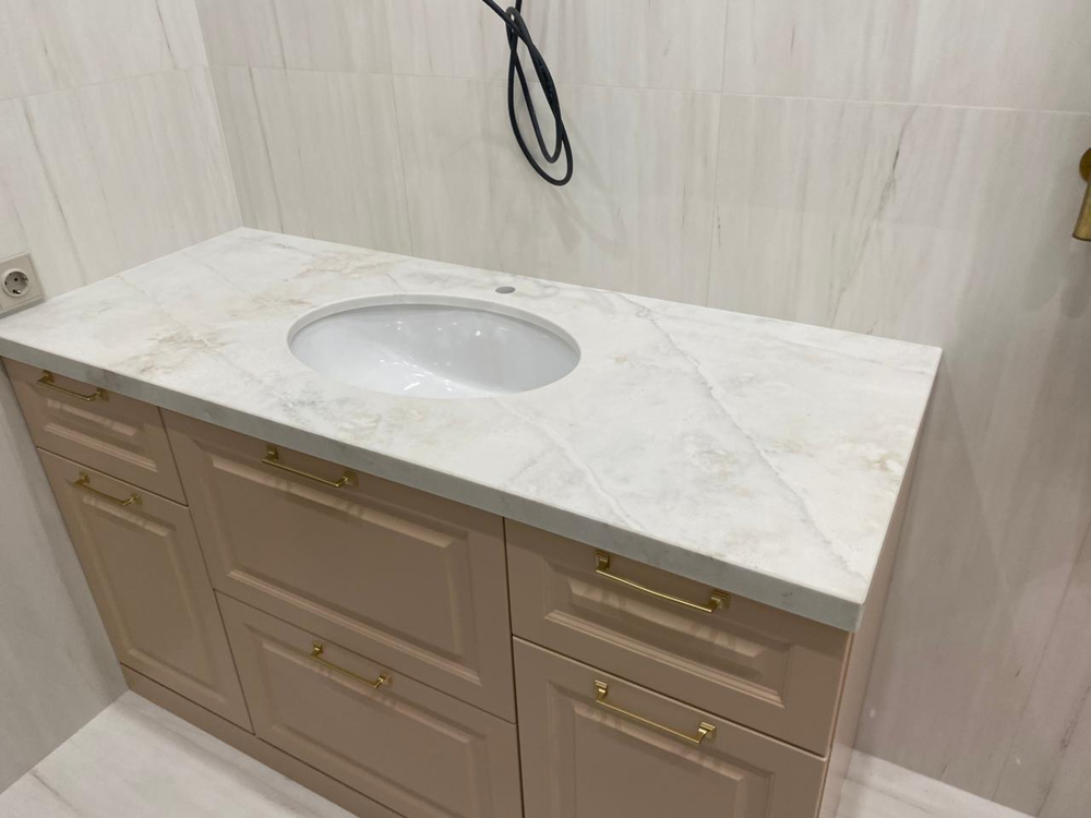 Столешница в санузел из кварцевого агломерата