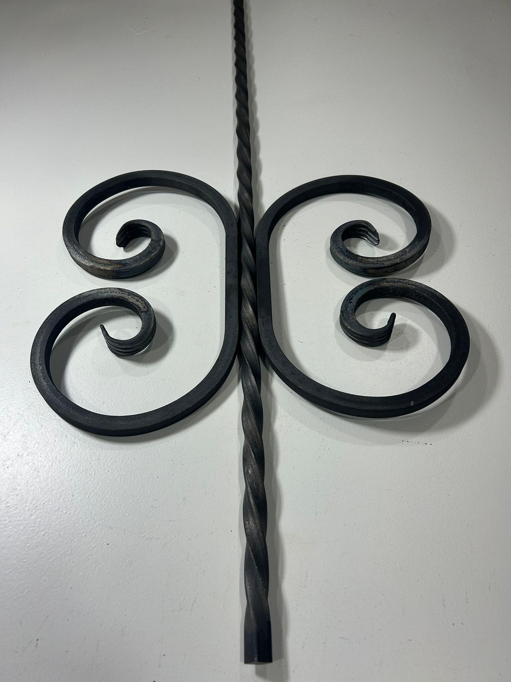 Кованый элемент вензель 150х270мм квадрат полнотелый 12х12мм